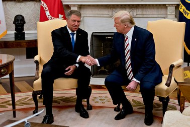 Klaus Iohannis, în Biroul Oval, alături de Donald Trump, în timpul vizitei din august 2019. În timpul mandatului lui Trump, președintele României a efectuat două vizite oficiale la Casa Albă | Foto: EPA