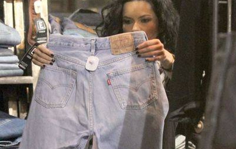 Foto | Inna cumpără haine de la second hand?