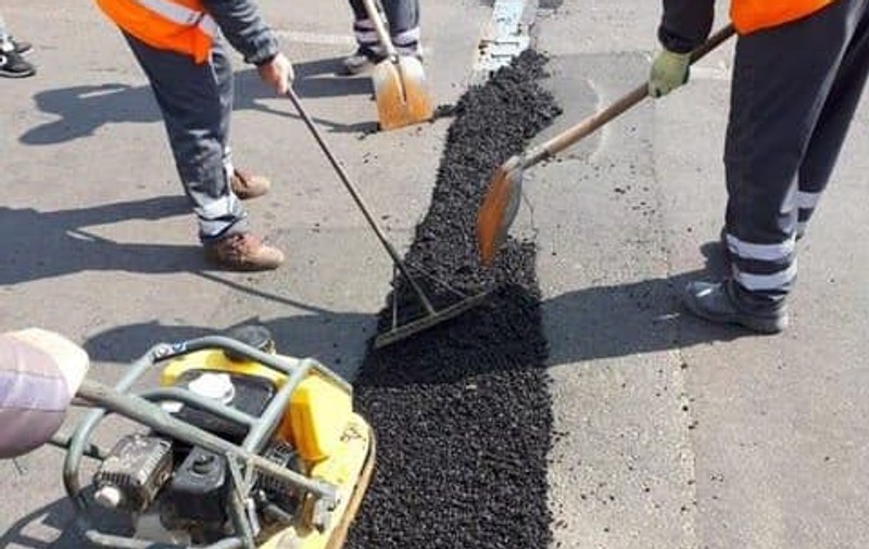 UPDATE | Muncitorii care reparau Podul Grant au turnat bitum pe rosturile de dilatație, iar Gabriela Firea a distribuit fotografiile pe Facebook. Care este explicația Primăriei
