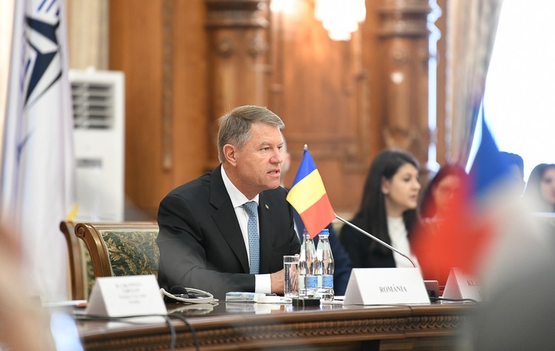 Iohannis critică măsurile PSD în privința salarizării și Pilonului II de pensii:  ”A făcut un hobby din a schimba tot ce funcționează în România, a mărit salariile până le-a micșorat”