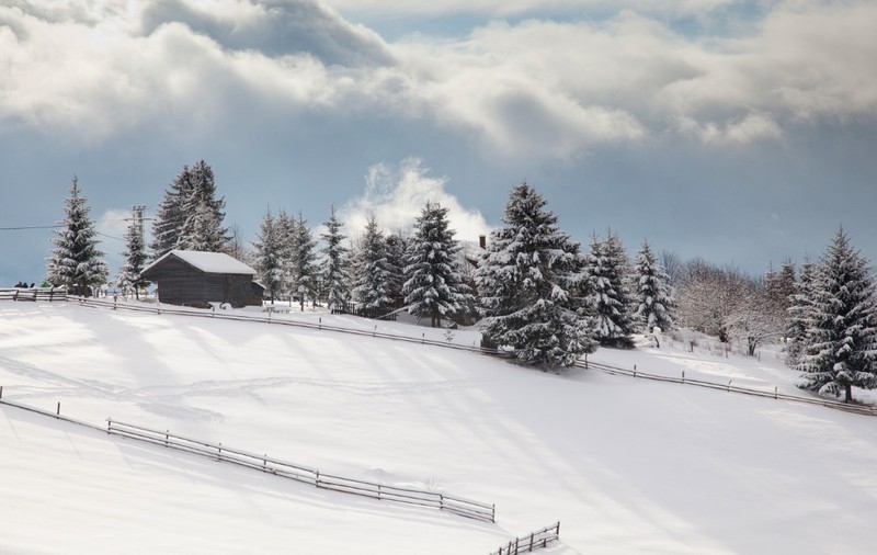O stațiune montană îndrăgită de români se confruntă cu o situație neașteptată: pârtiile sunt acoperite de zăpadă, dar lipsesc turiștii