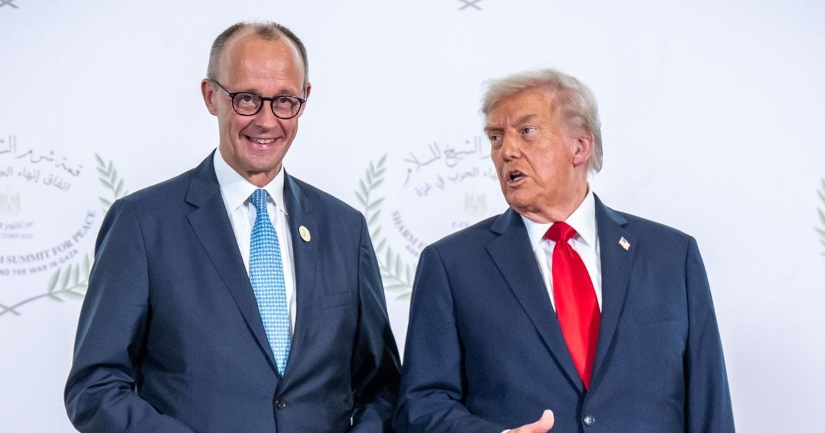 Friedrich Merz zâmbește, în timp ce Donald Trump îi spune ceva pe un ton serios, Sharm El-Sheikh, Egipt13octombrie 2025