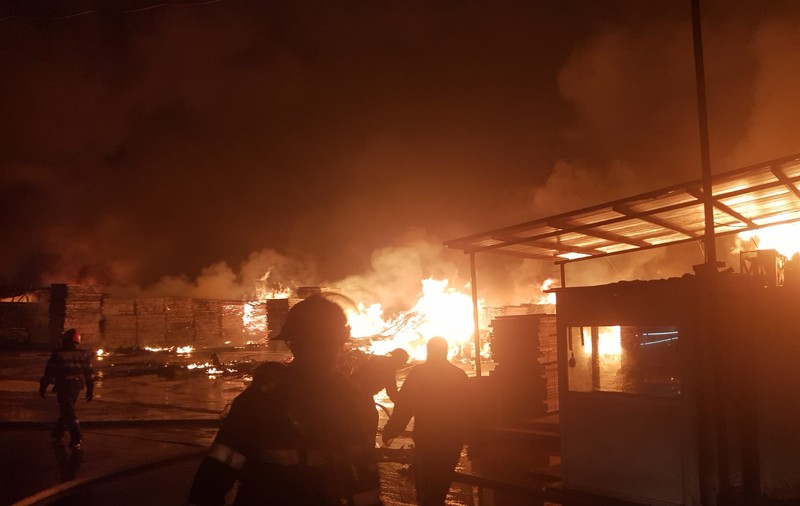 Incendiu de proporții la o fabrică de saltele din Urlaţi. Populația din Prahova, avertizată prin sistemul RO-ALERT