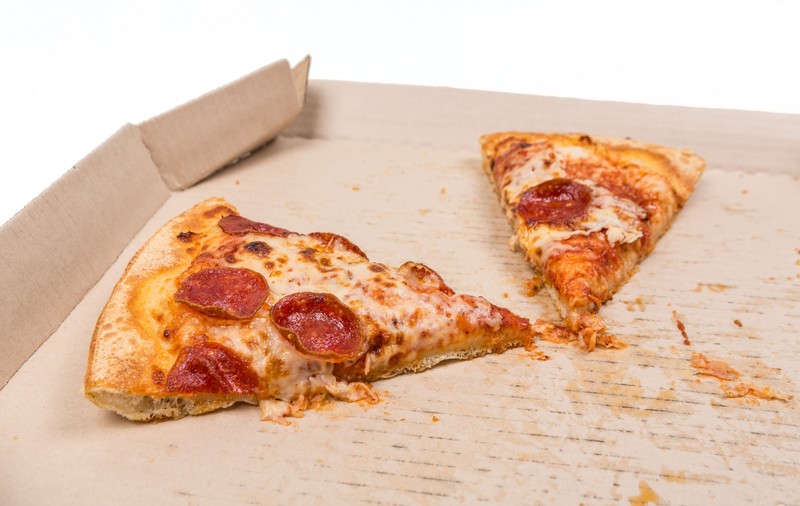 Ce faci cu resturile de pizza a doua zi. Cel mai bun mod de a reîncălzi feliile de pizza