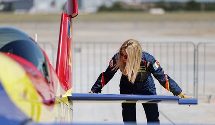Andreea Bănesaru, verificând profundorul avionului său Extra 330SC, pe Aeroportul Băneasa. Foto: Vlad Chirea / Libertatea