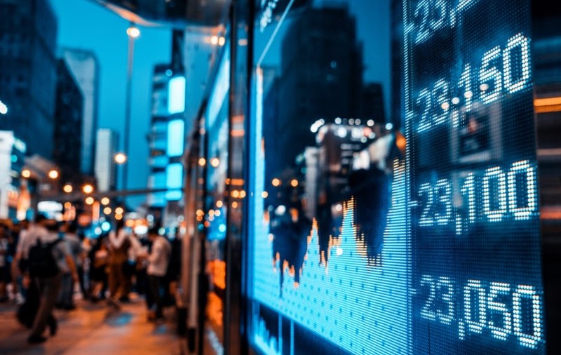 Bursa din Rusia se prăbușește cu 44%, rubla pierde 10%. Banca centrală anunță sprijin financiar de urgență