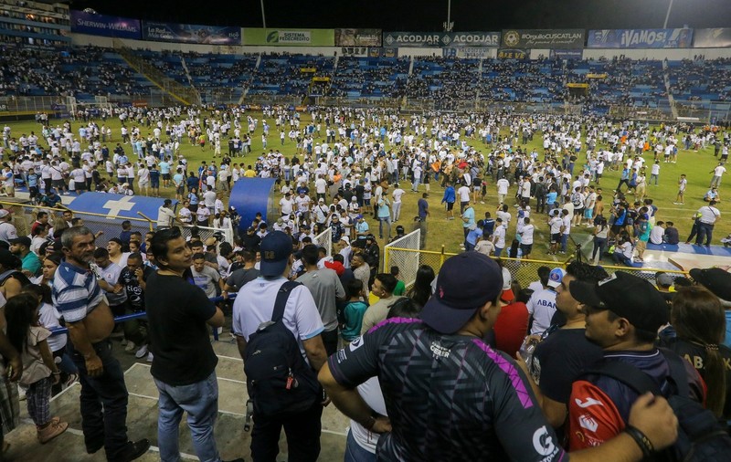 Cel puțin nouă suporteri au murit într-o busculadă, pe un stadion din El Salvador, în timpul unui meci. VIDEO