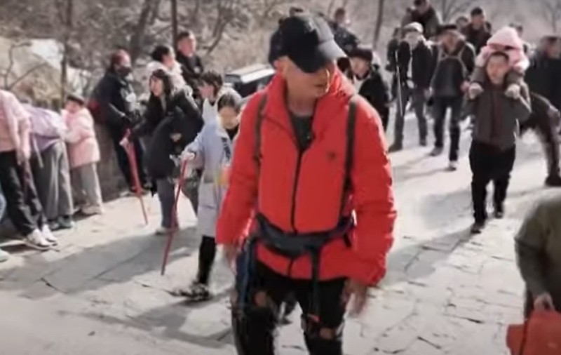 Exoscheletele robotizate îi ajută pe chinezi să urce pe cel mai înalt munte al țării. „Am simțit că mă trage cineva în sus!” | VIDEO