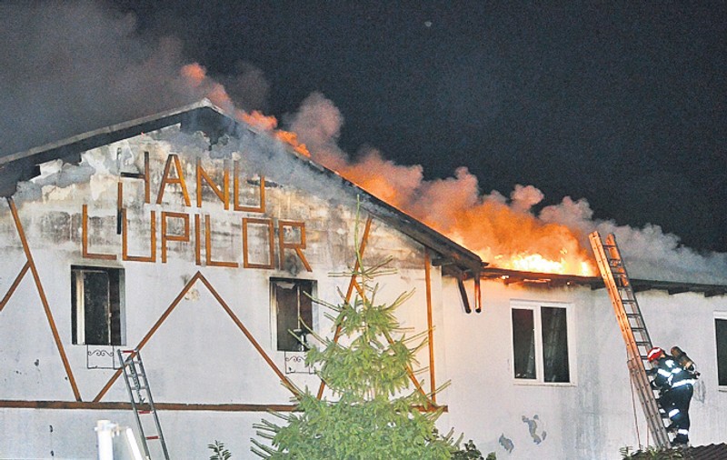 Han mistuit de flăcări la Buzău