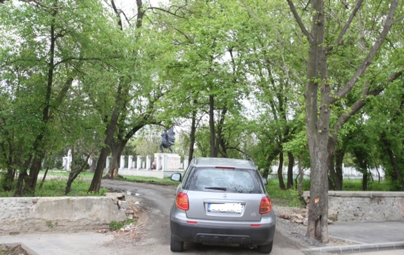 Şoseaua e închisă. Nu-i nimic. Şoferii circulă... prin părculeţ! | FOTO