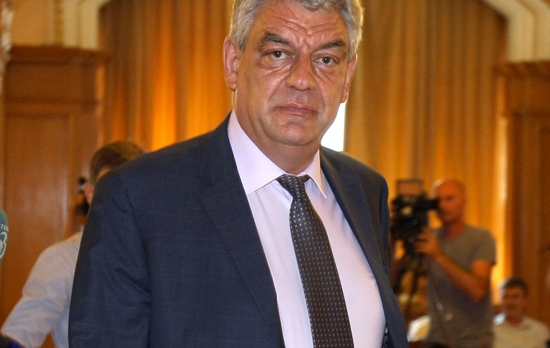 Premierul Tudose, despre salariul său: ”Încape într-un plic subțire. Sunt și căsătorit, adică știți cât de repede dispare?”