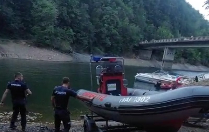 Bărbat dispărut în lacul Tarnița după ce s-a scufundat cu caiacul. Operațiunea de salvare, în desfășurare