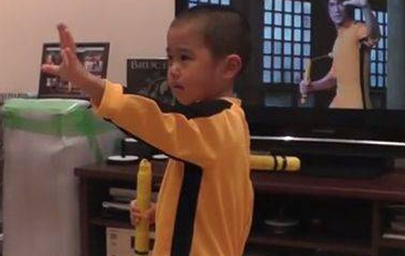 Cum îl imită puștiul ăsta de 5 ani pe Bruce Lee e INCREDIBIL! | VIDEO
