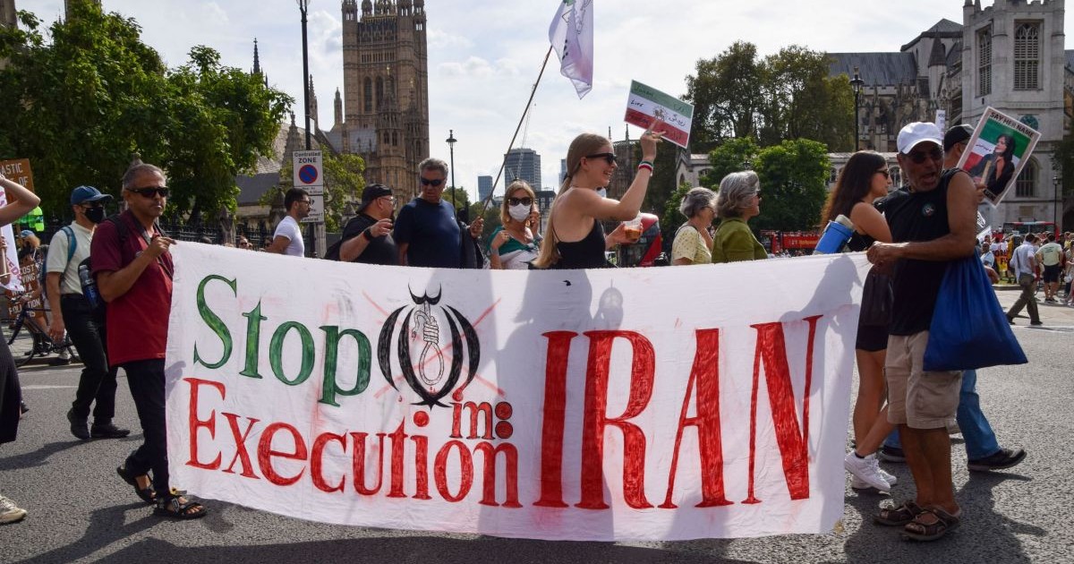 participanții la un protest de la Londra țin un banner pe care scria „Opriți execuția în Iran”, septembrie 2023