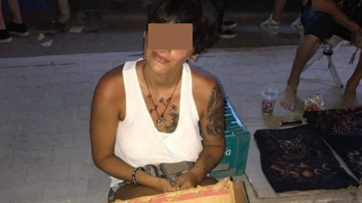 O turistă își arată sânii pentru bani în Vama Veche. Imaginea a devenit virală pe Internet