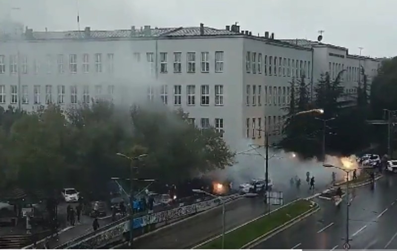 Ciocniri violente dintre contramanifestanți și polițiști la marșul LGBT din Belgrad. 64 de persoane au fost arestate
