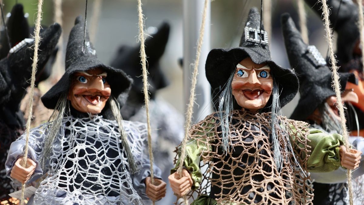 Două figurine de vrăjitoare se dau în leagăn, aprilie 2025