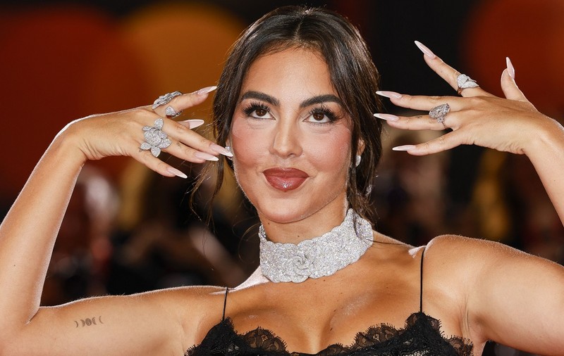 Georgina Rodriguez a apărut cu inelul de logodnă primit de la Cristiano Ronaldo. A făcut senzație la Festivalul de Film de la Veneția