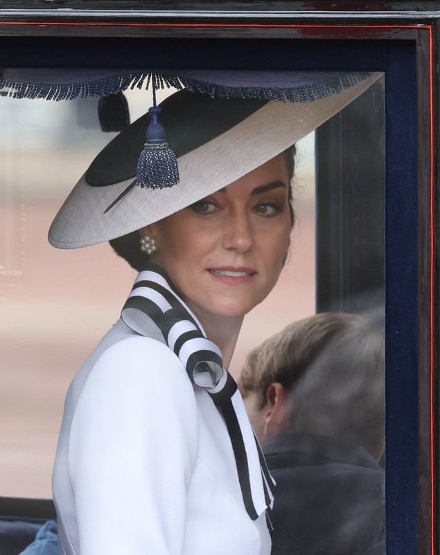 Kate, prima apariție publică de când a anunțat că suferă de cancer. Prințesa de Wales, alături de familie la o paradă