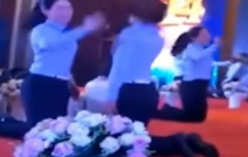 O companie forțează femeile cu rezultate slabe la job să se pălmuiască peste față pentru a-și consolida “spiritul de echipă” | VIDEO