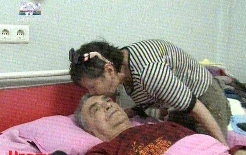 Iurie Darie a primit la spital mir şi apă sfinţită de la Muntele Athos