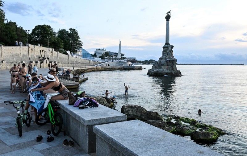 Fără curent, fără benzină și fără apă: ce au pățit mii de ruși care au mers în vacanță în Crimeea