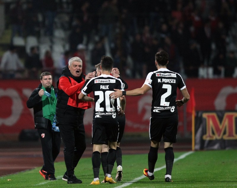 Liga 1, etapa 13. Dinamo - Pandurii 4-0. Autogol incredibil Lazar, ”dublă” Lazăr, plus Palici. ”Câinii”, în negru, în memoria lui Titi Frățilă. Fanii i-au cerut demisia lui Ando / VIDEO
