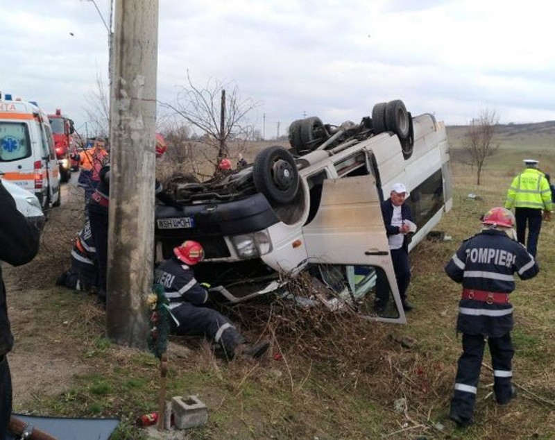 UPDATE: Un microbuz școlar s-a răsturnat în județul Hunedoara. 13 elevi au fost răniți. Fiul unui europarlamentar se afla printre pasageri
