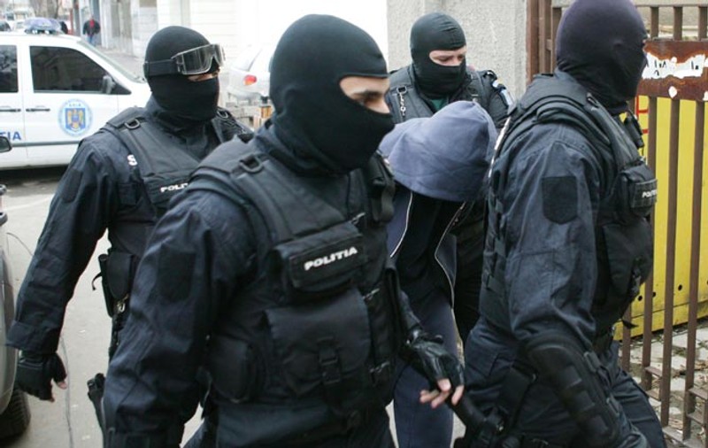 Zeci de proxeneți ”săltați” de polițiști