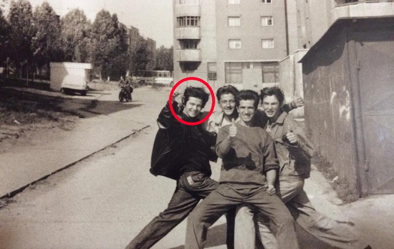 IMAGINE DE COLECŢIE! Adolescentul rebel este un CÂNTĂREŢ RENUMIT. Tu ÎL RECUNOŞTI în gaşca de la bloc?