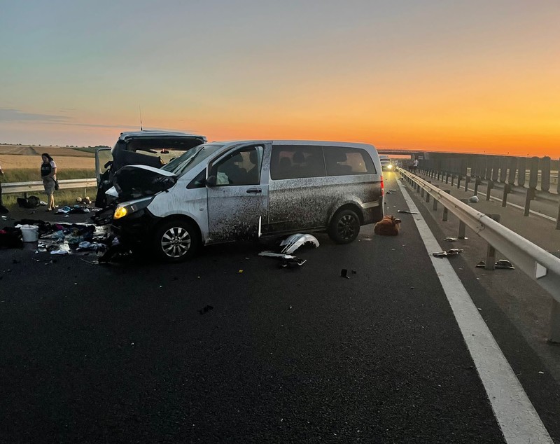 11 oameni răniți, printre care și un copil de 4 luni. Ciocnire violentă între două microbuze pe autostrada A1