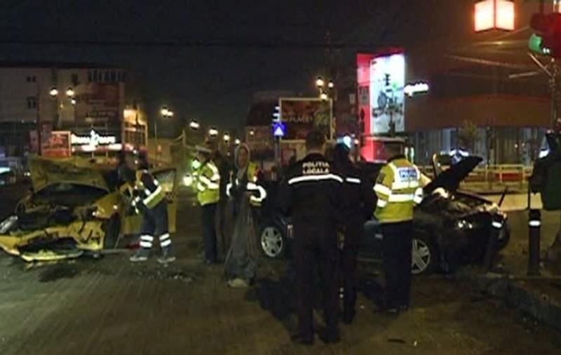 Accidente provocate de șoferi băuți, sâmbătă dimineața, în cartierul Crângași. Unul a lovit un taxi, altul un stâlp