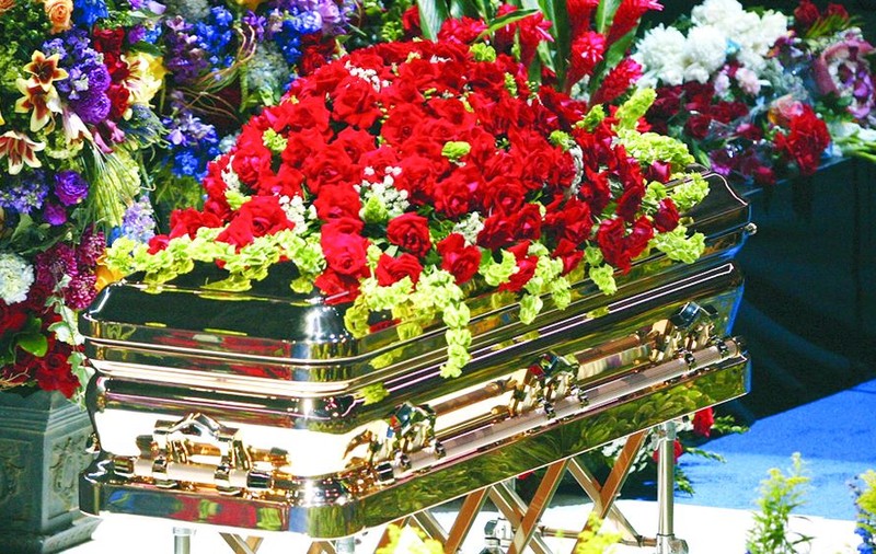Sicriul lui Michael e la Forest Lawn