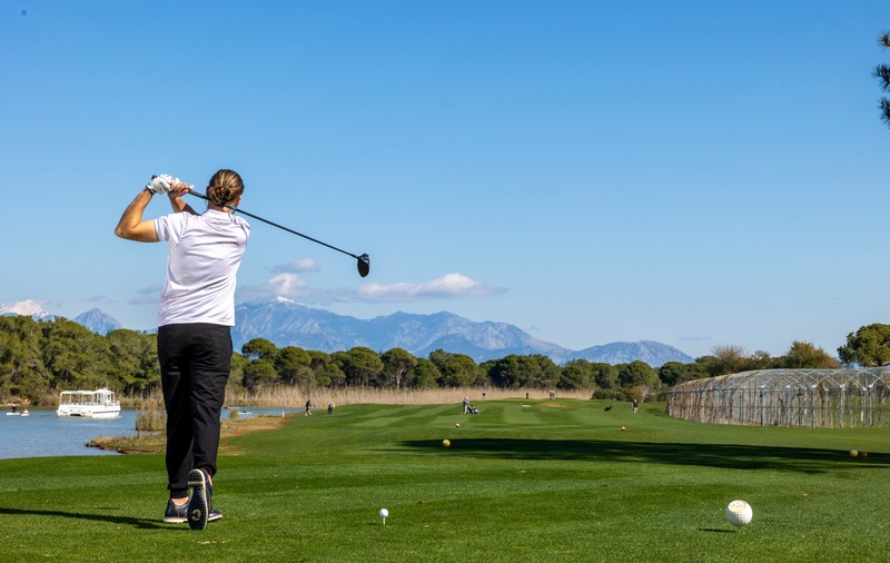 Cel mai mare teren de minigolf din Europa se întinde pe o suprafață de 107.000 de metri pătrați și are propria cascadă