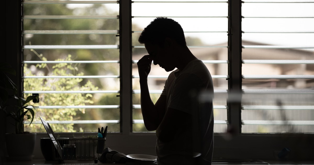 Siluetă de tânăr acasă, simțindu-se obosit și emoționat
