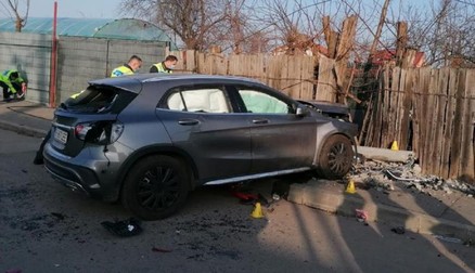 Mercedesul a rupt un stâlp