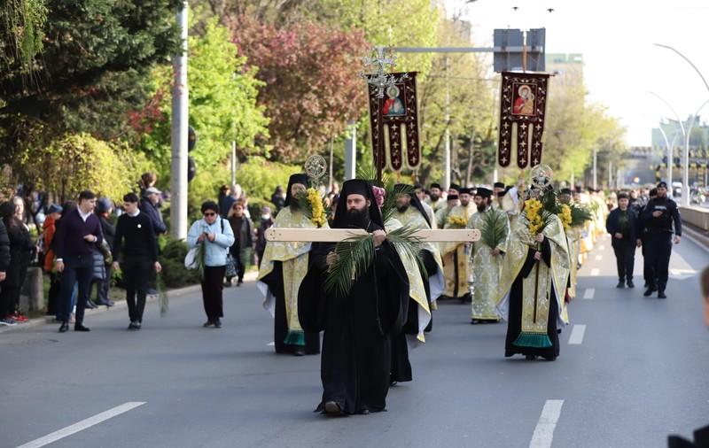 Pelerinaj de Florii, în București: sute de credincioși și preoți participă la procesiune. Cristian Popescu Piedone și fiul său au fost și ei prezenți