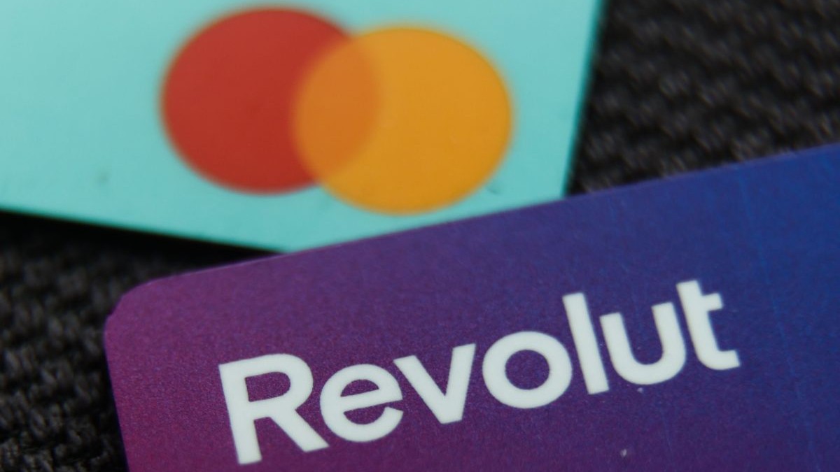 Imagine apropiată cu un card Revolut