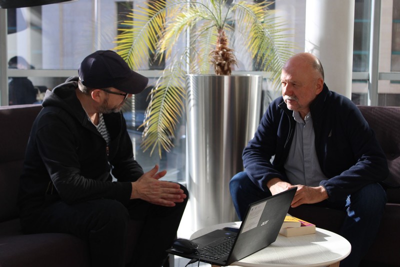 Vasile Ernu (stânga) și Andrei Kurkov, doi scriitori cu rădăcini în cultura rusă