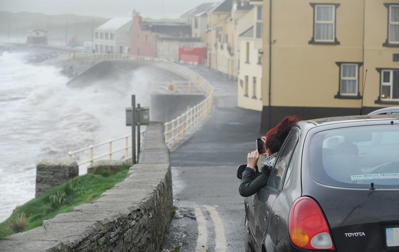 Atenționare de călătorie MAE, pentru Irlanda: Sunt condiții meteorologice severe cauzate de uraganul Ophelia