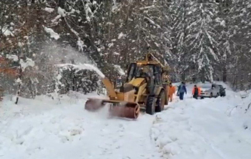 Ninsori abundente în Brașov, în aprilie. Mai multe mașini au rămas blocate din cauza zăpezii