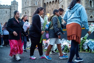 Britanicii își plâng regina și depun flori la Castelul Windsor