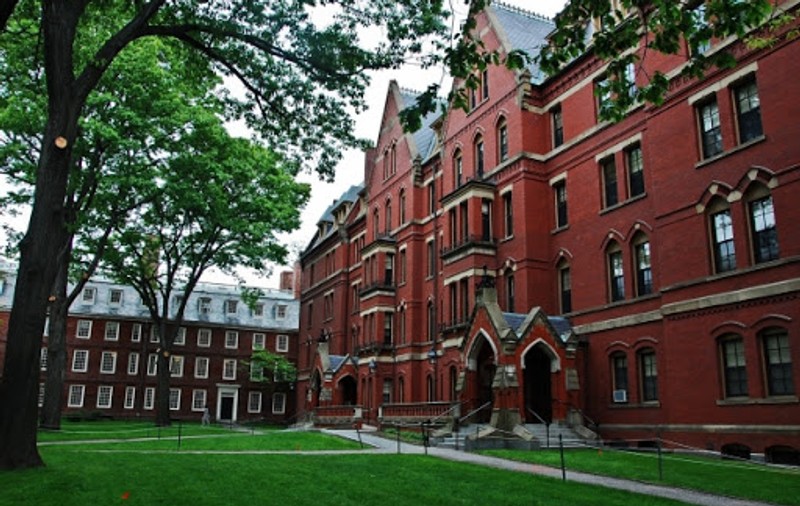 Universitatea Harvard se închide. Coronavirusul determină trecerea la cursuri online