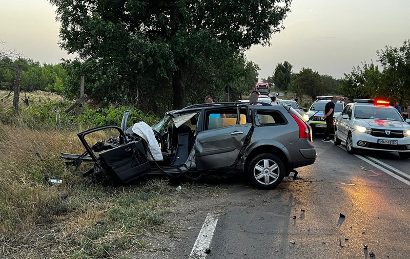 Cinci morți după o ciocnire frontală pe o șosea din Călărași. O familie cu doi copii, ucisă