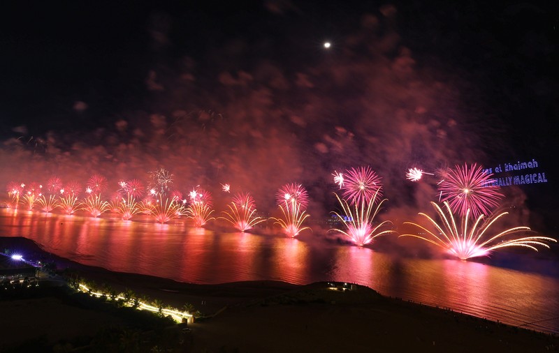 Revelion de Cartea Recordurilor în Emiratele Arabe Unite: 5 kilometri de artificii și „La mulți ani 2023” scris pe cer de drone