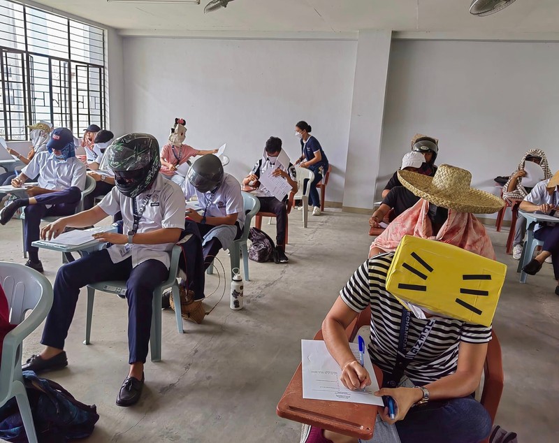 FOTO. „Pălăriile anticopiat” ale unor studenţi din Filipine au devenit virale pe reţelele de socializare