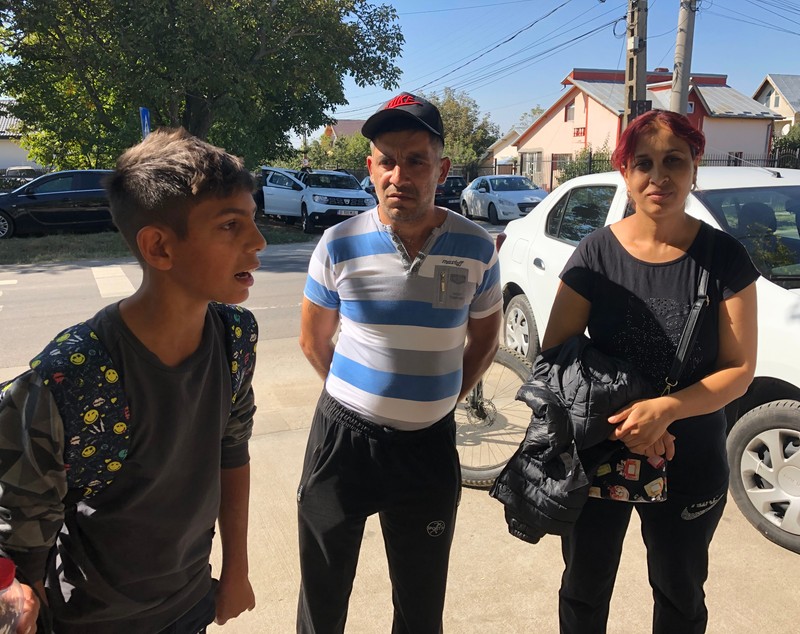 „Polițistul și primarul zic că suntem jegoși. Dar suntem amărâți, nu jegoși”. Cazul elevei coborâte din autobuz: discriminare sau corectitudine politică?