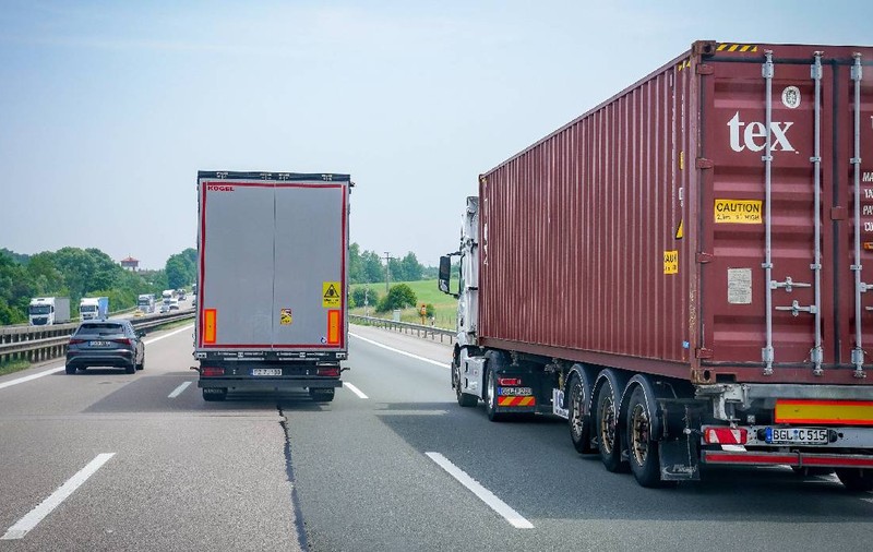 Un șofer de TIR curajos și-a bătut un coleg, ca să-i ia cheile de la camion și să nu-l mai lase să conducă, pe autostradă, în Germania