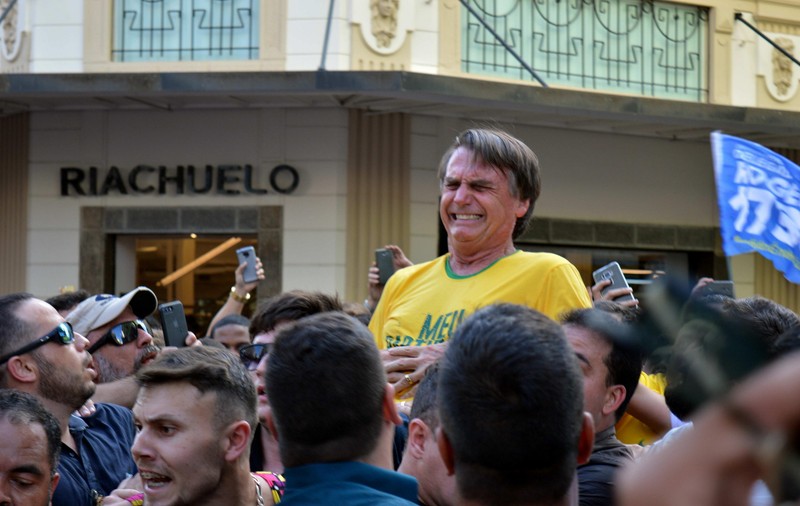 Un candidat la alegerile prezidențiale din Brazilia a fost înjunghiat în timpul unui miting electoral.  Jair Bolsonaro a șocat opinia publică cu opiniile sale extremiste