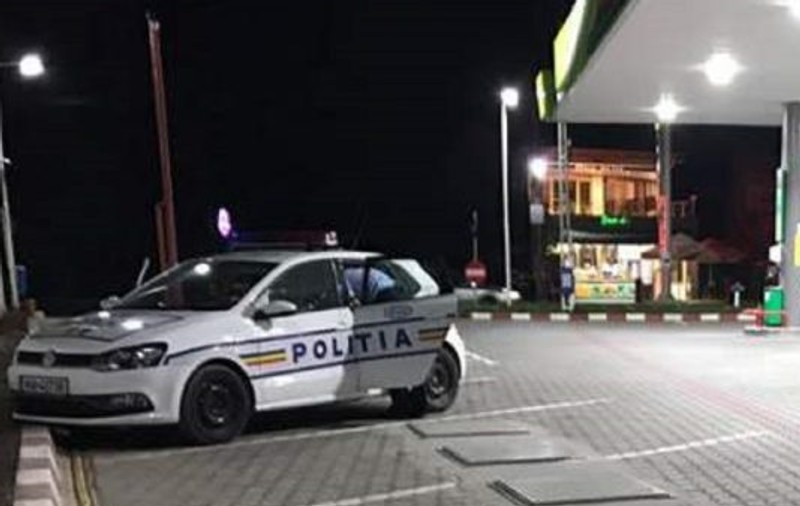 Un tânăr scotea plăcuțele de înmatriculare sau circula cu numere false, alimenta și fugea fără să plătească, în Prahova. Ce prejudiciu a produs
